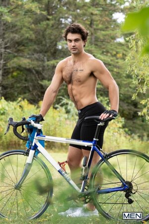 Cyclic Malik Delgaty pulls over on a country road to breed Mike Monroe in the grass