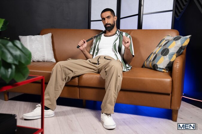 Ali Rush takes leashed sub Charly Willinsky home for a masked couch pounding