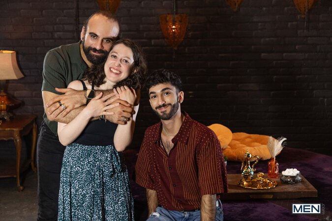 Elio Knight forgets his girlfriend when waiter Ari Yummey flashes him at the tea shop
