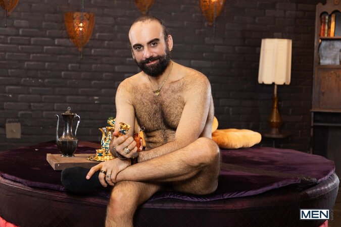Elio Knight forgets his girlfriend when waiter Ari Yummey flashes him at the tea shop