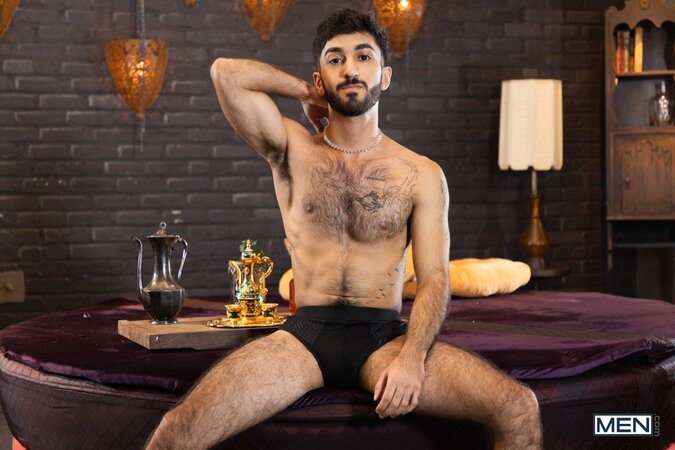 Elio Knight forgets his girlfriend when waiter Ari Yummey flashes him at the tea shop