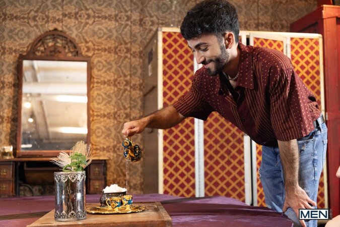Elio Knight forgets his girlfriend when waiter Ari Yummey flashes him at the tea shop