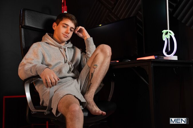 Gamer Joey Mills gets pounded and creampied by NPC stud Harrison Feels