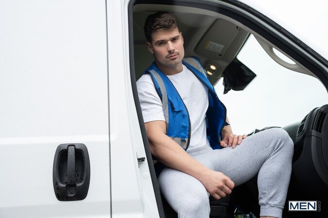 Delivery driver Malik Delgaty fucks eager bottom Christopher White in his van