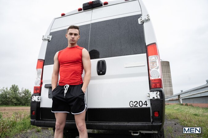 Delivery driver Malik Delgaty fucks eager bottom Christopher White in his van