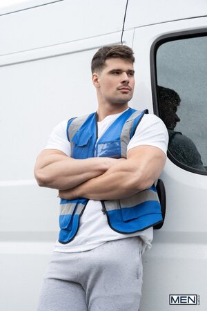 Delivery driver Malik Delgaty fucks eager bottom Christopher White in his van