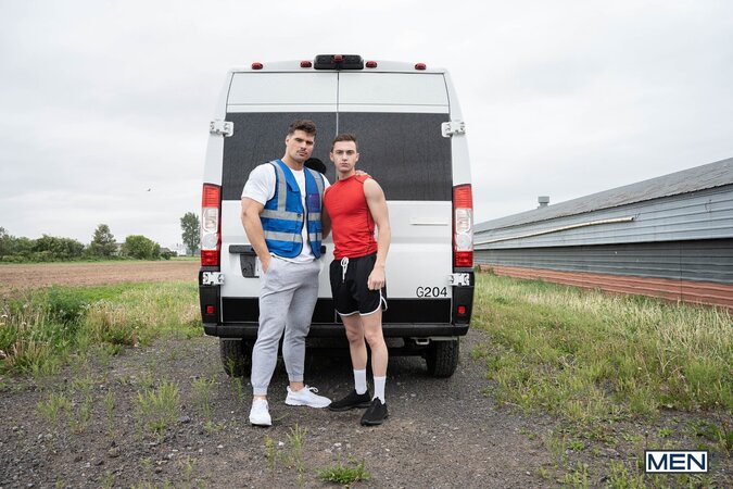 Delivery driver Malik Delgaty fucks eager bottom Christopher White in his van