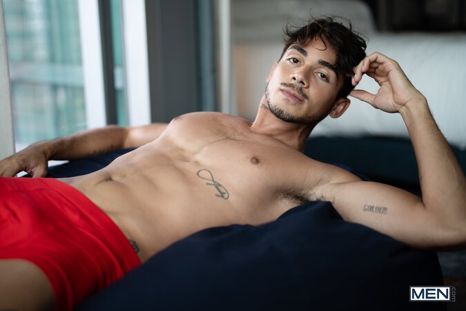 Ashton Summers and Dom King link up in a hotel room for an intense session