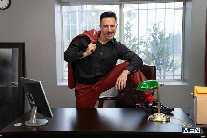 Car salesman Reese Rideout fucks customer Spikey Dee over the desk for a sale