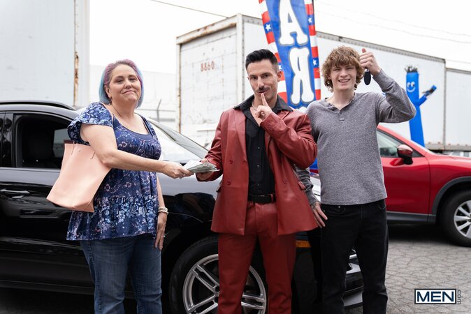 Car salesman Reese Rideout fucks customer Spikey Dee over the desk for a sale