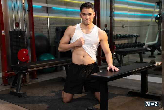 Gym studs Colton Reece and Clark Reid drop the weights for a sweaty bedroom fuck