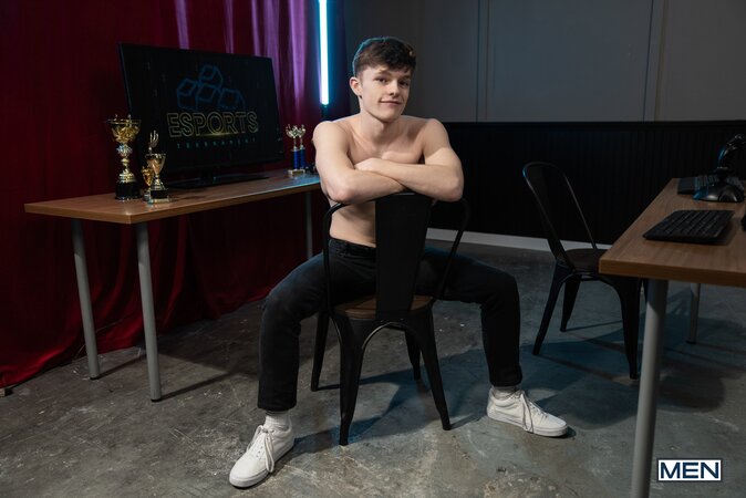 Esports challenger Jake Preston uses his joystick to distract champ Sam Ledger