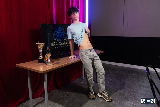 Esports challenger Jake Preston uses his joystick to distract champ Sam Ledger