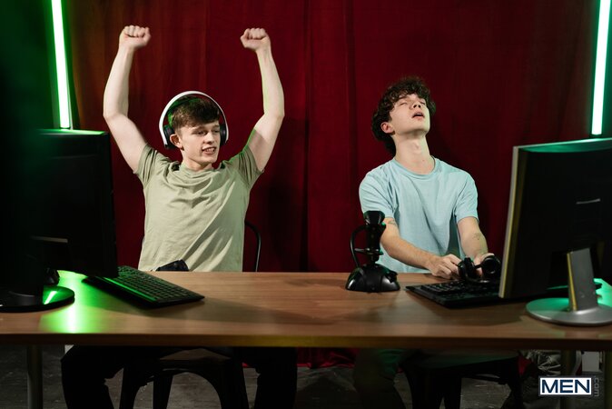Esports challenger Jake Preston uses his joystick to distract champ Sam Ledger