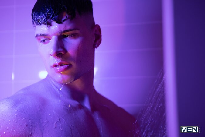 Troye Dean gets in the bath suds to wait for a deep pounding from Malik Delgaty