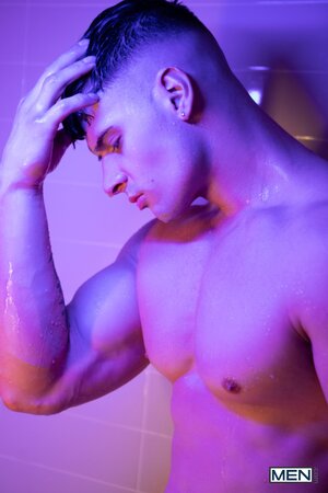 Troye Dean gets in the bath suds to wait for a deep pounding from Malik Delgaty