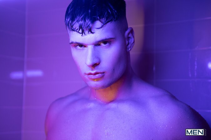 Troye Dean gets in the bath suds to wait for a deep pounding from Malik Delgaty