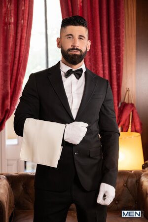 Sir Peter seduces palace waiter Justin Jett