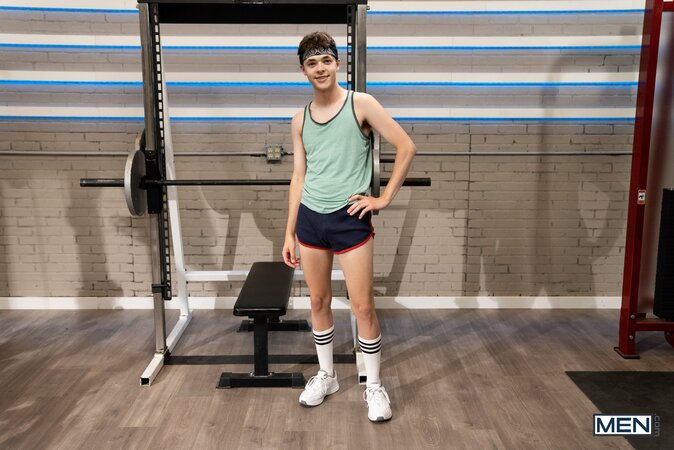 Muscular hunk Johnny Donovan bench presses twink Troye Dean during a gym fuck