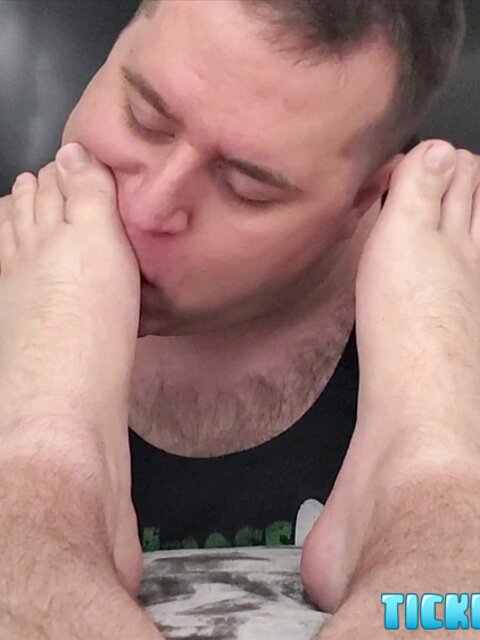 Matt worships Rob's big bare soles