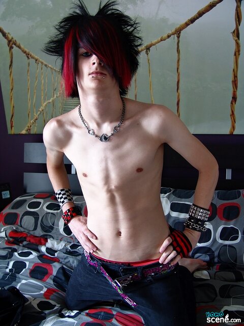 Vayne Insanity strips down and shows off his hot emo body while wanking