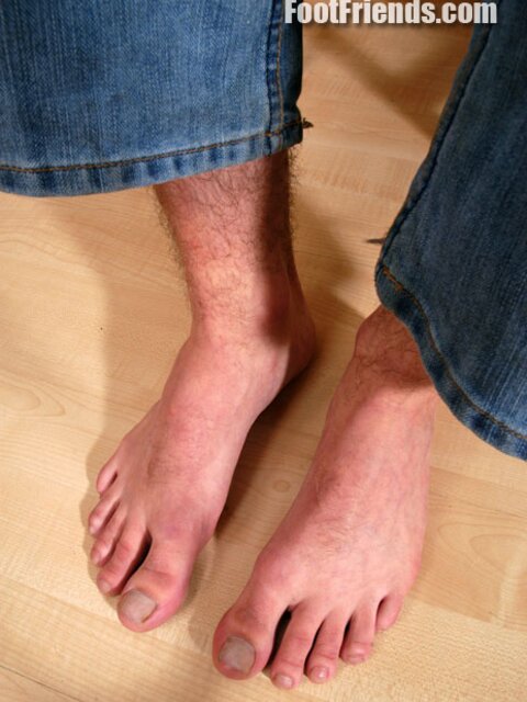 Slim hunk Darren give a close-up look at his delicious toes