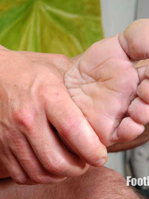 Muscle man Henry gets his feet worshiped in a solo