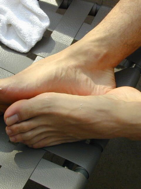 Rodrigo reveals his sweet toes after a run