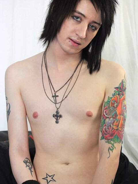 Cute emo twink Mylo Fox shows off his jerking skills on camera