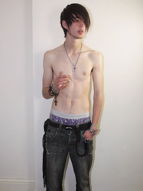 Cheeky emo boy Tommy May strips down and blows his load