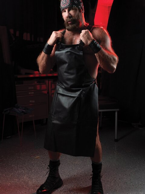 Mike Masterson fists Zac Snow in dungeon