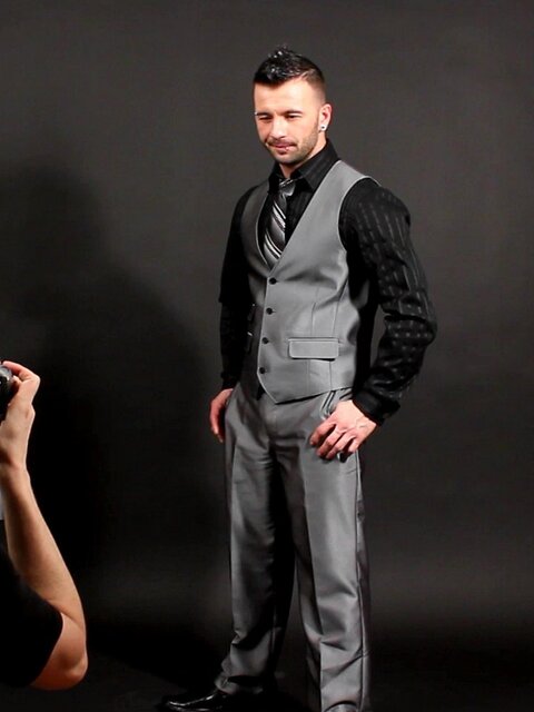 Pascal films Manuel Deboxer’s muscles raw