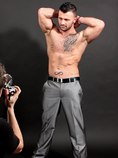 Pascal films Manuel Deboxer’s muscles raw