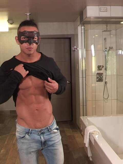 Kenzo Alvarez jerks off in raw audition for Pascal