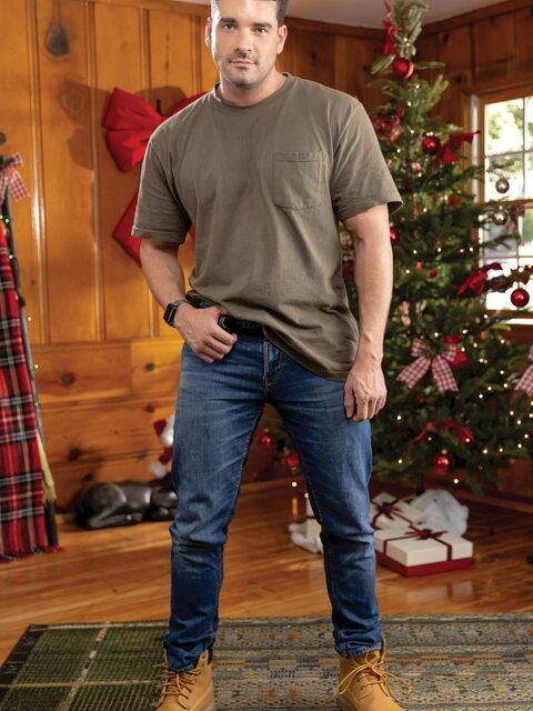 Damian Night fucks Presley Scott in Christmas room