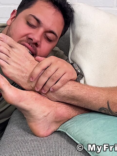 Dan Edwards gives Markus a foot worship he enjoys