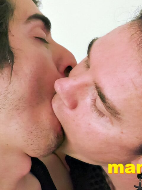 Johnny Mercy kisses Leo Blue deep for half hour