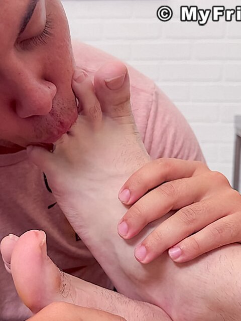 Dan Edwards worships Derek’s feet after tough gym day