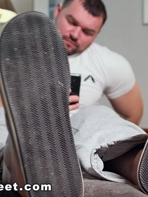 Aleck shows his size 11 feet in flip-flops