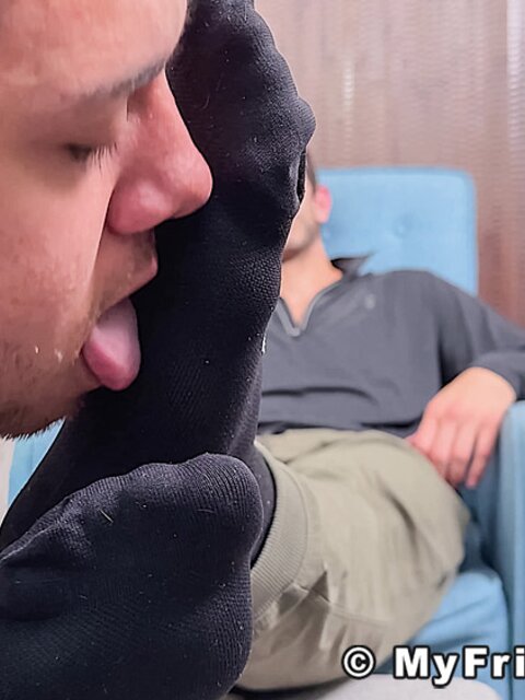 Dan Edwards sucks Vinni’s toes while he relaxes