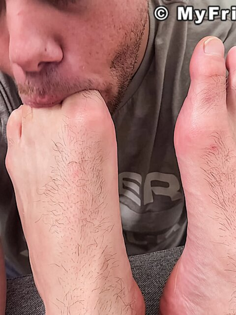 Dan Edwards sucks Vinni’s toes while he relaxes