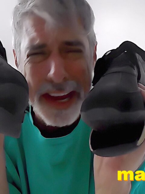 Richard Lennox steps on you and shows off his dirty, worn shoes