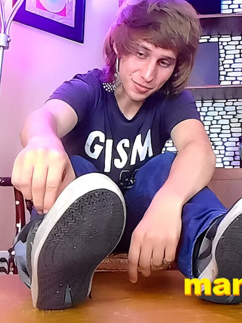 Elis Ataxxx removes sneakers and lets you sniff socks