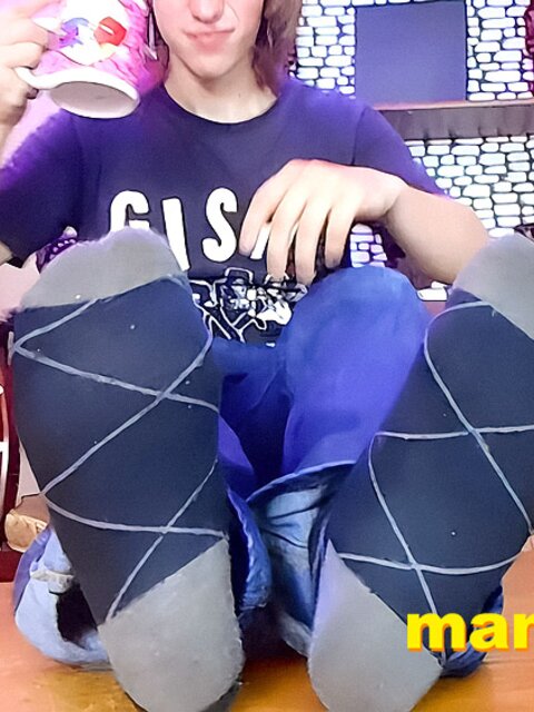 Elis Ataxxx removes sneakers and lets you sniff socks