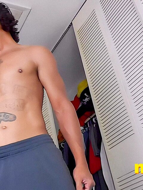 Tony Cazzo works out as you sniff his smelly feet