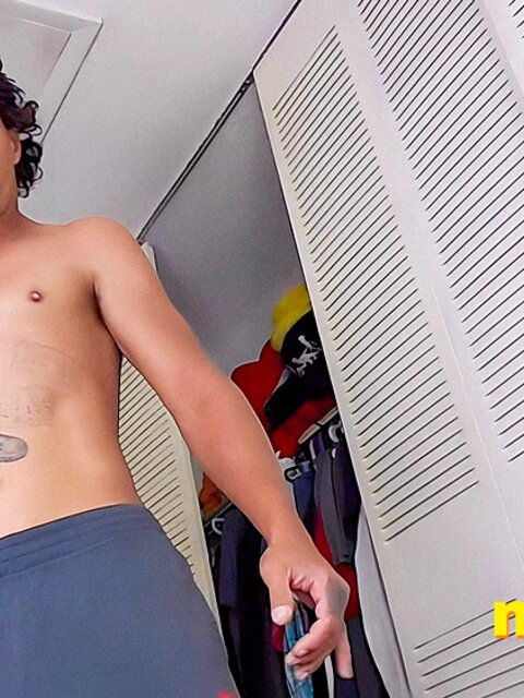 Tony Cazzo works out as you sniff his smelly feet