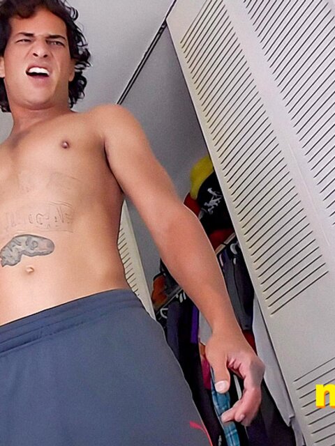 Tony Cazzo works out as you sniff his smelly feet