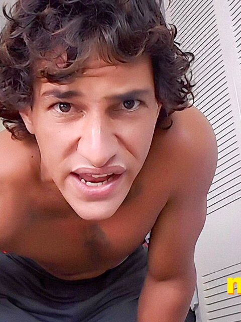 Tony Cazzo works out as you sniff his smelly feet