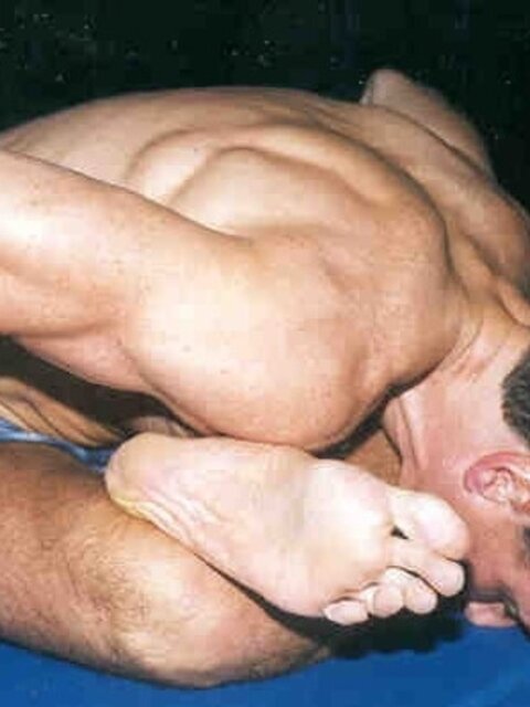 Tommi balances Alan Pratt with his size 14 feet