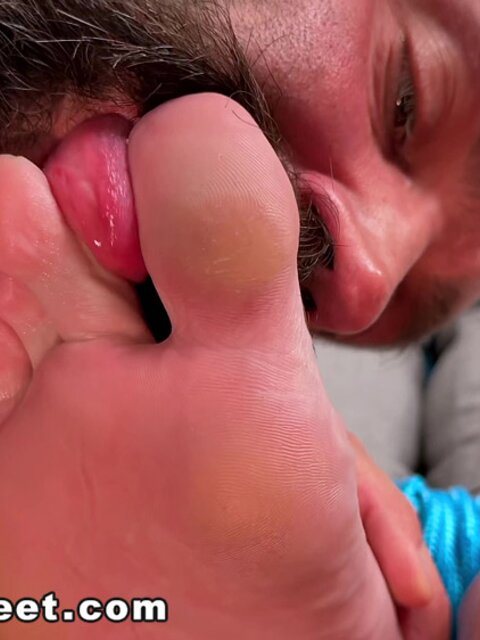 Lando worships Troy’s feet and cums all over them